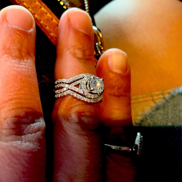 Halo Diamond Set in White Gold Wedding Set Size 6.5 - Picture 3 of 7